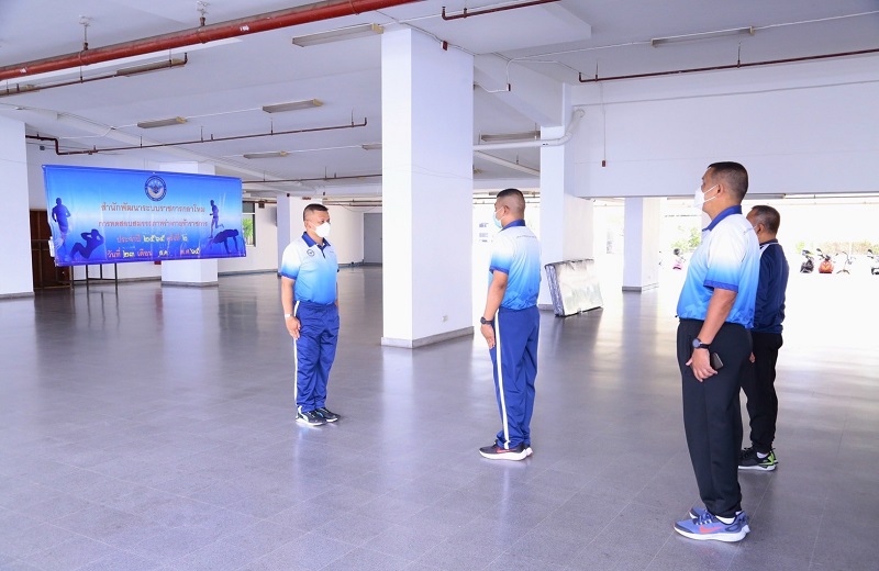 พล.ท.สุรศักดิ์ วรรณสมบูรณ์ ผอ.สพร.กห. พร้อมด้วยกำลังพล สพร.กห. เข้าร่วมการทดสอบสมรรถภาพร่างกายของ สพร.กห. ครั้งที่ 2 ประจำปีงบประมาณ พ.ศ.2565 ณ อาคารที่พักอาศัยนายทหารสัญญาบัตร น.1 (ศรีสมาน)