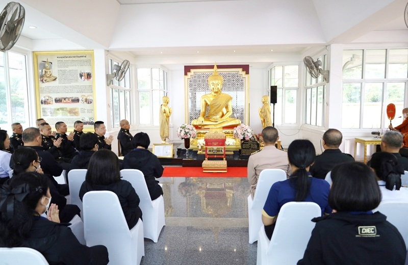 กิจกรรม "พบกันวันพระ พบพระพบธรรม" ในวันที่ 31 ม.ค.67, 0800 คณะสงฆ์จากวัดผาสุกมณีจักร จำนวน 5 รูป มาเจริญพระพุทธมนต์ และรับสังฆทาน ณ หอพระ สป.พื้นที่ศรีสมาน โดยมี พล.อ.จิรวิทย์ เดชจรัสศรี ผอ.ศอพท. และ พล.ท.ชูเลิศ จิระรัตนเมธากร ผอ.สพร.กห. ร่วมเป็นเจ้าภาพ