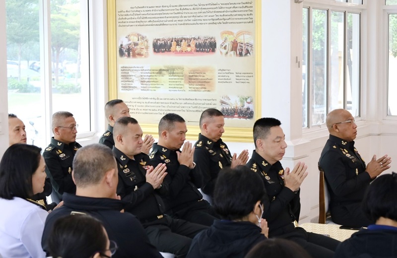กิจกรรม "พบกันวันพระ พบพระพบธรรม" ในวันที่ 31 ม.ค.67, 0800 คณะสงฆ์จากวัดผาสุกมณีจักร จำนวน 5 รูป มาเจริญพระพุทธมนต์ และรับสังฆทาน ณ หอพระ สป.พื้นที่ศรีสมาน โดยมี พล.อ.จิรวิทย์ เดชจรัสศรี ผอ.ศอพท. และ พล.ท.ชูเลิศ จิระรัตนเมธากร ผอ.สพร.กห. ร่วมเป็นเจ้าภาพ