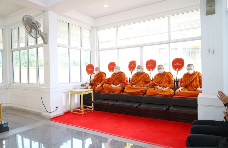 กิจกรรม "พบกันวันพระ พบพระพบธรรม" ในวันที่ 31 ม.ค.67, 0800 คณะสงฆ์จากวัดผาสุกมณีจักร จำนวน 5 รูป มาเจริญพระพุทธมนต์ และรับสังฆทาน ณ หอพระ สป.พื้นที่ศรีสมาน โดยมี พล.อ.จิรวิทย์ เดชจรัสศรี ผอ.ศอพท. และ พล.ท.ชูเลิศ จิระรัตนเมธากร ผอ.สพร.กห. ร่วมเป็นเจ้าภาพ