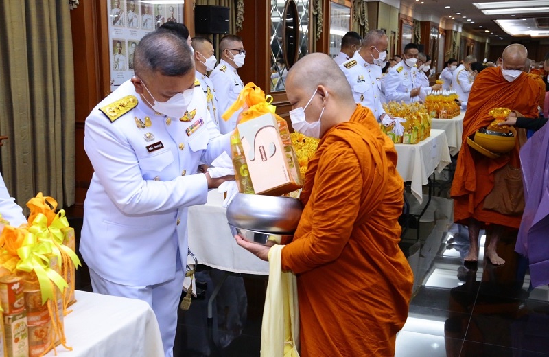 พล.ท สุรศักดิ์ วรรณสมบูรณ์ ผอ.สพร.กห. พร้อมด้วยข้าราชการ สพร.กห. เข้าร่วมพิธีเจริญพระพุทธมนต์ และพิธีทำบุญตักบาตรพระสงฆ์ ถวายเป็นพระราชกุศล เนื่องในโอกาสวันคล้ายวันสวรรคต พระบาทสมเด็จพระบรมชนกาธิเบศร มหาภูมิพลอดุลยเดชมหาราช บรมนาถบพิตร