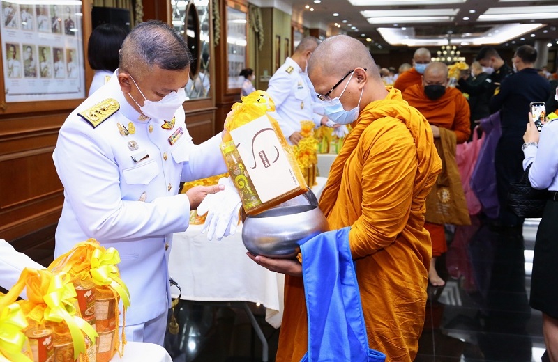 พล.ท สุรศักดิ์ วรรณสมบูรณ์ ผอ.สพร.กห. พร้อมด้วยข้าราชการ สพร.กห. เข้าร่วมพิธีเจริญพระพุทธมนต์ และพิธีทำบุญตักบาตรพระสงฆ์ ถวายเป็นพระราชกุศล เนื่องในโอกาสวันคล้ายวันสวรรคต พระบาทสมเด็จพระบรมชนกาธิเบศร มหาภูมิพลอดุลยเดชมหาราช บรมนาถบพิตร