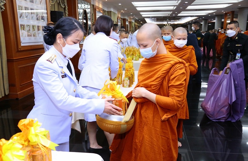 พล.ท สุรศักดิ์ วรรณสมบูรณ์ ผอ.สพร.กห. พร้อมด้วยข้าราชการ สพร.กห. เข้าร่วมพิธีเจริญพระพุทธมนต์ และพิธีทำบุญตักบาตรพระสงฆ์ ถวายเป็นพระราชกุศล เนื่องในโอกาสวันคล้ายวันสวรรคต พระบาทสมเด็จพระบรมชนกาธิเบศร มหาภูมิพลอดุลยเดชมหาราช บรมนาถบพิตร