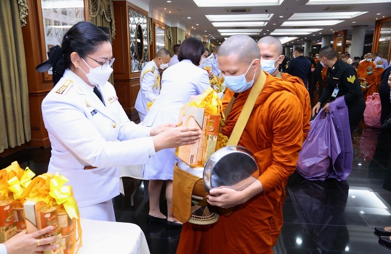 พล.ท สุรศักดิ์ วรรณสมบูรณ์ ผอ.สพร.กห. พร้อมด้วยข้าราชการ สพร.กห. เข้าร่วมพิธีเจริญพระพุทธมนต์ และพิธีทำบุญตักบาตรพระสงฆ์ ถวายเป็นพระราชกุศล เนื่องในโอกาสวันคล้ายวันสวรรคต พระบาทสมเด็จพระบรมชนกาธิเบศร มหาภูมิพลอดุลยเดชมหาราช บรมนาถบพิตร