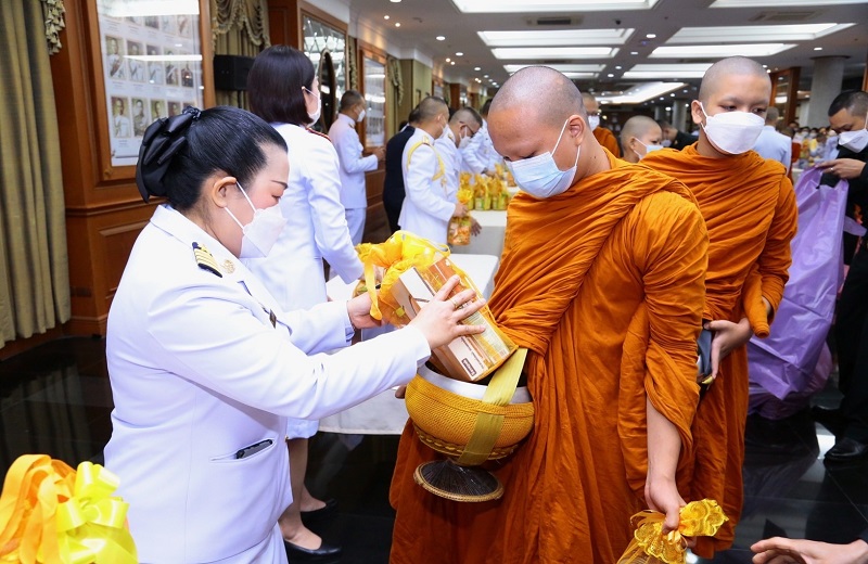 พล.ท สุรศักดิ์ วรรณสมบูรณ์ ผอ.สพร.กห. พร้อมด้วยข้าราชการ สพร.กห. เข้าร่วมพิธีเจริญพระพุทธมนต์ และพิธีทำบุญตักบาตรพระสงฆ์ ถวายเป็นพระราชกุศล เนื่องในโอกาสวันคล้ายวันสวรรคต พระบาทสมเด็จพระบรมชนกาธิเบศร มหาภูมิพลอดุลยเดชมหาราช บรมนาถบพิตร