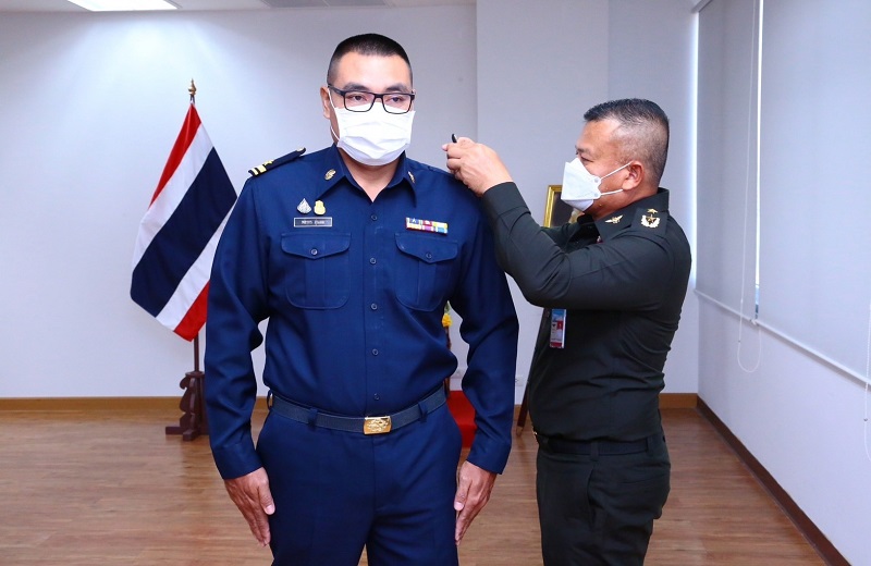 สพร.กห. จัดพิธีประดับยศให้แก่ข้าราชการ ที่ได้รับการเลื่อนยศที่สูงขึ้น จำนวน 3 นาย ณ ห้องประชุม สพร.กห. ชั้น 2 อาคาร สป. (ศรีสมาน)