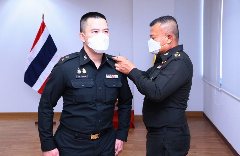 สพร.กห. จัดพิธีประดับยศให้แก่ข้าราชการ ที่ได้รับการเลื่อนยศที่สูงขึ้น จำนวน 3 นาย ณ ห้องประชุม สพร.กห. ชั้น 2 อาคาร สป. (ศรีสมาน)