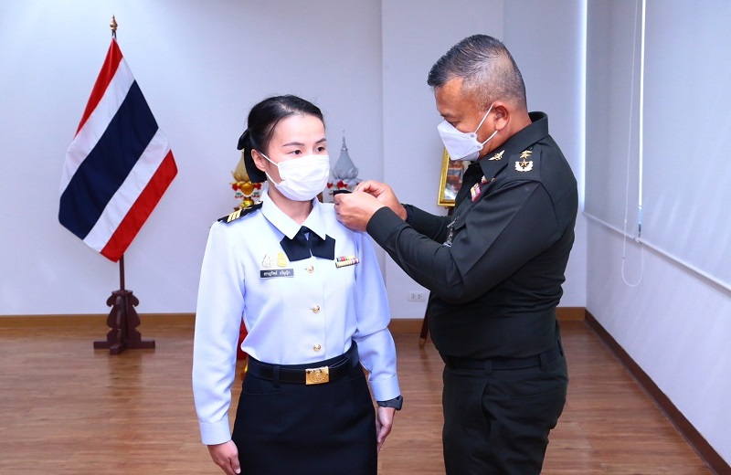 สพร.กห. จัดพิธีประดับยศให้แก่ข้าราชการ ที่ได้รับการเลื่อนยศที่สูงขึ้น จำนวน 3 นาย ณ ห้องประชุม สพร.กห. ชั้น 2 อาคาร สป. (ศรีสมาน)