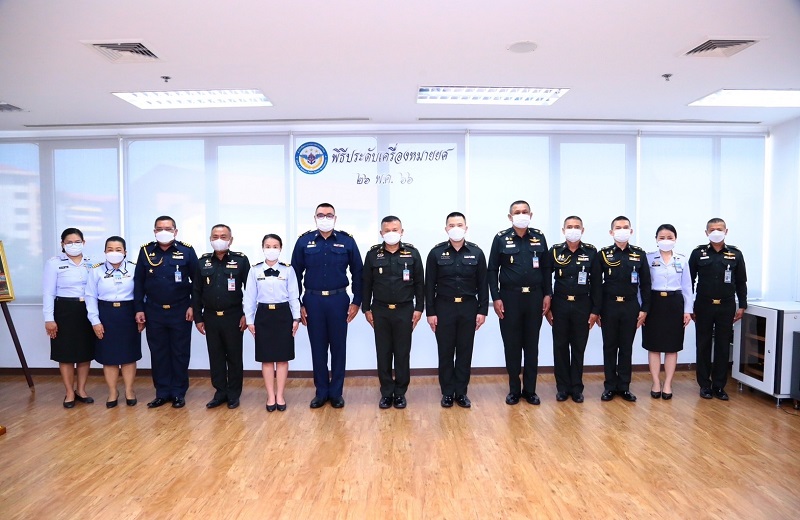 สพร.กห. จัดพิธีประดับยศให้แก่ข้าราชการ ที่ได้รับการเลื่อนยศที่สูงขึ้น จำนวน 3 นาย ณ ห้องประชุม สพร.กห. ชั้น 2 อาคาร สป. (ศรีสมาน)