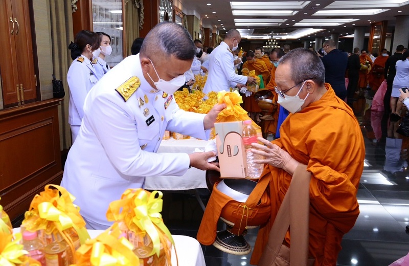 พล.ท สุรศักดิ์ วรรณสมบูรณ์ ผอ.สพร.กห. พร้อมด้วยข้าราชการ สพร.กห. เข้าร่วมพิธีทำบุญตักบาตรพระสงฆ์ ถวายเป็นพระราชกุศล เนื่องในวันคล้ายวันพระบรมราชสมภพ พระบาทสมเด็จพระบรมชนกาธิเบศร มหาภูมิพลอดุลยเดชมหาราช บรมนาถบพิตร วันชาติ และวันพ่อแห่งชาติ (5 ธ.ค.65)