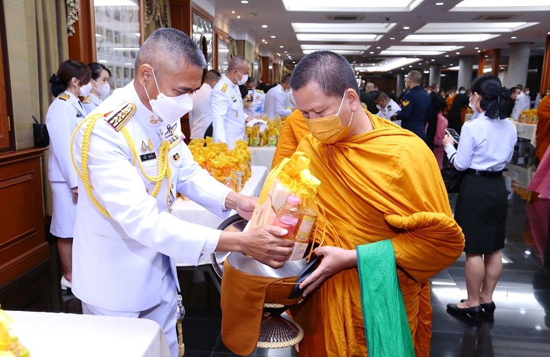 พล.ท สุรศักดิ์ วรรณสมบูรณ์ ผอ.สพร.กห. พร้อมด้วยข้าราชการ สพร.กห. เข้าร่วมพิธีทำบุญตักบาตรพระสงฆ์ ถวายเป็นพระราชกุศล เนื่องในวันคล้ายวันพระบรมราชสมภพ พระบาทสมเด็จพระบรมชนกาธิเบศร มหาภูมิพลอดุลยเดชมหาราช บรมนาถบพิตร วันชาติ และวันพ่อแห่งชาติ (5 ธ.ค.65)