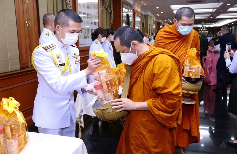 พล.ท สุรศักดิ์ วรรณสมบูรณ์ ผอ.สพร.กห. พร้อมด้วยข้าราชการ สพร.กห. เข้าร่วมพิธีทำบุญตักบาตรพระสงฆ์ ถวายเป็นพระราชกุศล เนื่องในวันคล้ายวันพระบรมราชสมภพ พระบาทสมเด็จพระบรมชนกาธิเบศร มหาภูมิพลอดุลยเดชมหาราช บรมนาถบพิตร วันชาติ และวันพ่อแห่งชาติ (5 ธ.ค.65)
