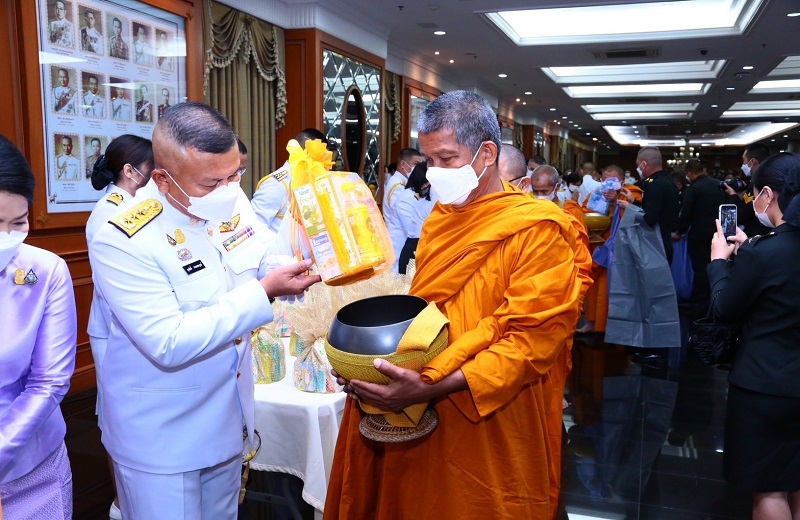 พล.ท สุรศักดิ์ วรรณสมบูรณ์ ผอ.สพร.กห. พร้อมด้วยข้าราชการ สพร.กห. เข้าร่วมพิธีทำบุญตักบาตรพระสงฆ์และสามเณร ถวายเป็นพระราชกุศลเนื่องในโอกาสวันเฉลิมพระชนมพรรษาสมเด็จพระนางเจ้าฯ พระบรมราชินี 45 พรรษา