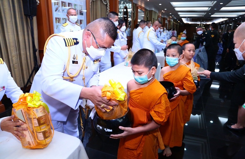 พล.ท สุรศักดิ์ วรรณสมบูรณ์ ผอ.สพร.กห. พร้อมด้วยข้าราชการ สพร.กห. เข้าร่วมพิธีทำบุญตักบาตรพระสงฆ์และสามเณร ถวายเป็นพระราชกุศลเนื่องในโอกาสวันเฉลิมพระชนมพรรษาสมเด็จพระนางเจ้าฯ พระบรมราชินี 45 พรรษา