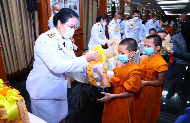 พล.ท สุรศักดิ์ วรรณสมบูรณ์ ผอ.สพร.กห. พร้อมด้วยข้าราชการ สพร.กห. เข้าร่วมพิธีทำบุญตักบาตรพระสงฆ์และสามเณร ถวายเป็นพระราชกุศลเนื่องในโอกาสวันเฉลิมพระชนมพรรษาสมเด็จพระนางเจ้าฯ พระบรมราชินี 45 พรรษา