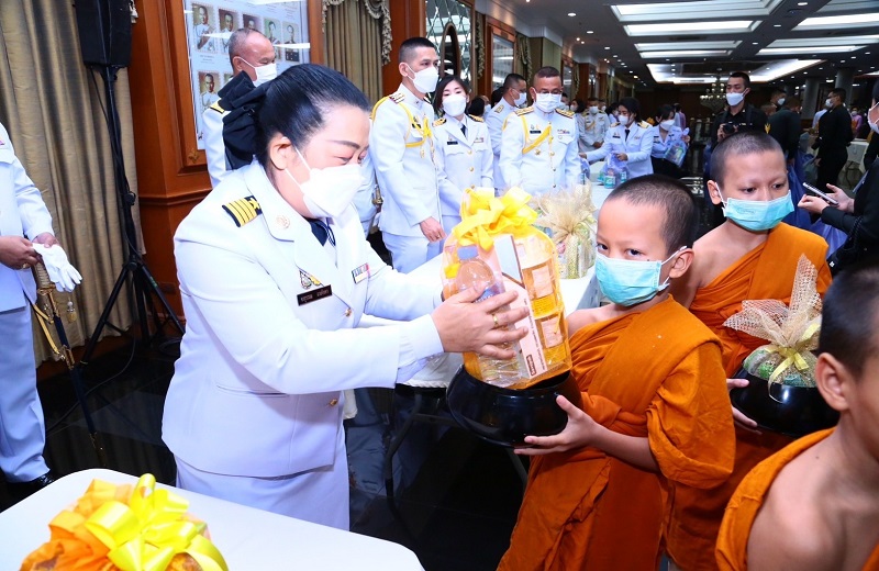 พล.ท สุรศักดิ์ วรรณสมบูรณ์ ผอ.สพร.กห. พร้อมด้วยข้าราชการ สพร.กห. เข้าร่วมพิธีทำบุญตักบาตรพระสงฆ์และสามเณร ถวายเป็นพระราชกุศลเนื่องในโอกาสวันเฉลิมพระชนมพรรษาสมเด็จพระนางเจ้าฯ พระบรมราชินี 45 พรรษา