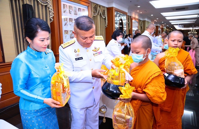 พล.ท สุรศักดิ์ วรรณสมบูรณ์ ผอ.สพร.กห. พร้อมด้วยข้าราชการ สพร.กห. เข้าร่วมพิธีทำบุญตักบาตรพระสงฆ์และสามเณร ถวายเป็นพระราชกุศล เนื่องในโอกาสวันเฉลิมพระชนมพรรษาสมเด็จพระนางเจ้าสิริกิติ์ พระบรมราชินีนาถ พระบรมราชชนนีพันปีหลวง 91 พรรษา