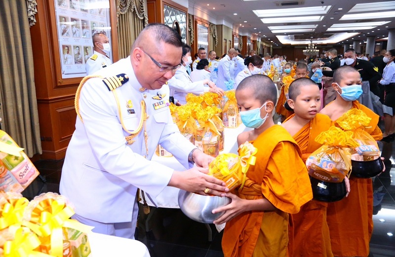 พล.ท สุรศักดิ์ วรรณสมบูรณ์ ผอ.สพร.กห. พร้อมด้วยข้าราชการ สพร.กห. เข้าร่วมพิธีทำบุญตักบาตรพระสงฆ์และสามเณร ถวายเป็นพระราชกุศล เนื่องในโอกาสวันเฉลิมพระชนมพรรษาสมเด็จพระนางเจ้าสิริกิติ์ พระบรมราชินีนาถ พระบรมราชชนนีพันปีหลวง 91 พรรษา