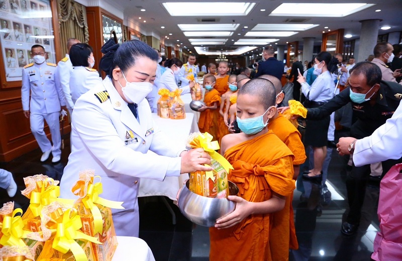 พล.ท สุรศักดิ์ วรรณสมบูรณ์ ผอ.สพร.กห. พร้อมด้วยข้าราชการ สพร.กห. เข้าร่วมพิธีทำบุญตักบาตรพระสงฆ์และสามเณร ถวายเป็นพระราชกุศล เนื่องในโอกาสวันเฉลิมพระชนมพรรษาสมเด็จพระนางเจ้าสิริกิติ์ พระบรมราชินีนาถ พระบรมราชชนนีพันปีหลวง 91 พรรษา