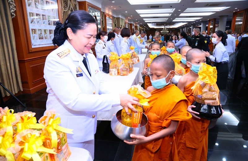พล.ท สุรศักดิ์ วรรณสมบูรณ์ ผอ.สพร.กห. พร้อมด้วยข้าราชการ สพร.กห. เข้าร่วมพิธีทำบุญตักบาตรพระสงฆ์และสามเณร ถวายเป็นพระราชกุศล เนื่องในโอกาสวันเฉลิมพระชนมพรรษาสมเด็จพระนางเจ้าสิริกิติ์ พระบรมราชินีนาถ พระบรมราชชนนีพันปีหลวง 91 พรรษา