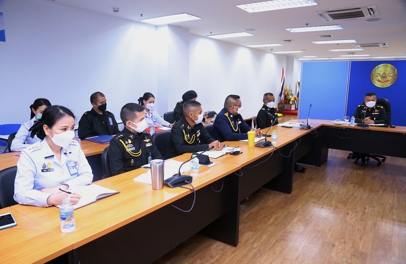 สพร.กห. จัดประชุม นขต.สพร.กห. ครั้งที่ 7/2565 เพื่อติดตามผลการดำเนินงานที่ผ่านมาและชี้แจงในเรื่องที่สำคัญ ณ ห้องประชุม สพร.กห. ชั้น 2 อาคาร สป.(ศรีสมาน) โดยมี พล.ท.สุรศักดิ์ วรรณสมบูรณ์ ผอ.สพร.กห. เป็นประธานการประชุมฯ