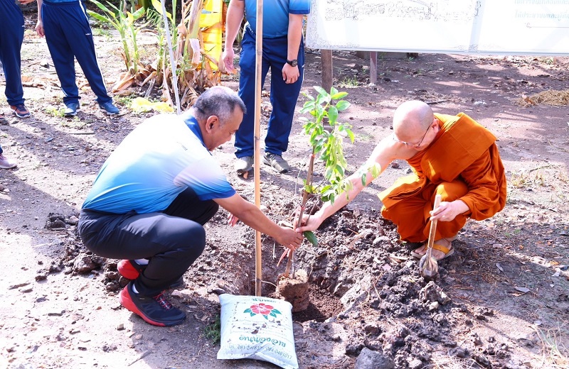 พล.ต.กฤษณ์ กิจวิวัฒนกุล รอง ผอ.สพร.กห.และข้าราชการ สพร.กห. ได้ร่วมกันปลูกต้นไม้ ในโครงการ “รวมใจไทย ปลูกต้นไม้ เพื่อแผ่นดิน” ณ วัดช่องลม จ.นนทบุรี