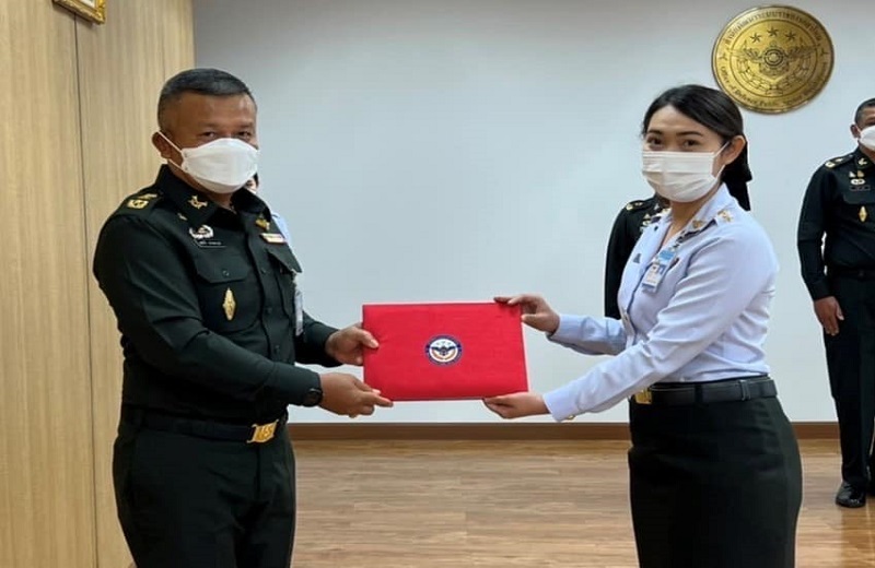 พล.ท.สุรศักดิ์ วรรณสมบูรณ์ ผอ.สพร.กห. ได้กรุณามอบรางวัลข้าราชการดีเด่น ประจำเดือน พ.ค.2565