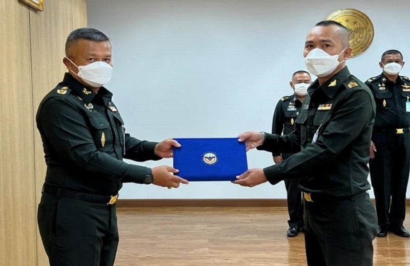 พล.ท.สุรศักดิ์ วรรณสมบูรณ์ ผอ.สพร.กห. ได้กรุณามอบรางวัลข้าราชการดีเด่น ประจำเดือน พ.ค.2565