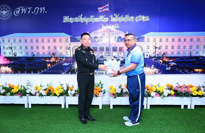 พล.ท.ชูเลิศ จิระรัตนเมธากร ผอ.สพร.กห. ได้อำนวยพรปีใหม่ พุทธศักราช 2567 พร้อมทั้งได้มอบเครื่องอุปโภคบริโภคให้กับกำลังพลของ สพร.กห. ทุกนาย
