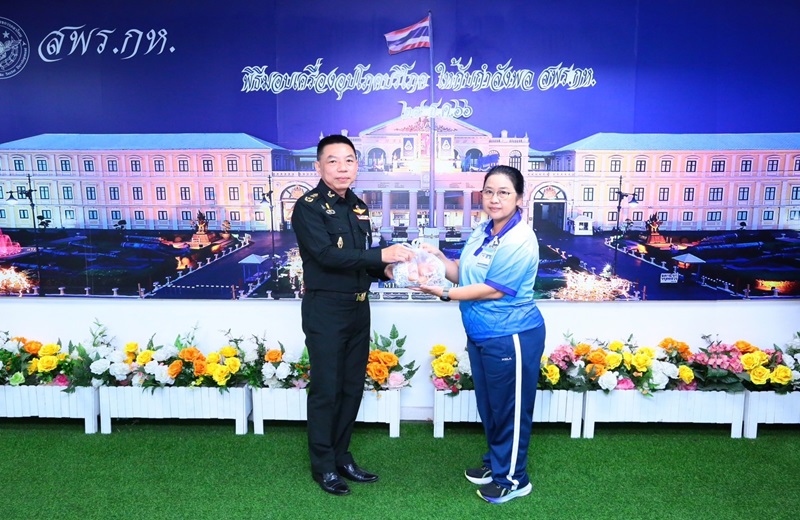 พล.ท.ชูเลิศ จิระรัตนเมธากร ผอ.สพร.กห. ได้อำนวยพรปีใหม่ พุทธศักราช 2567 พร้อมทั้งได้มอบเครื่องอุปโภคบริโภคให้กับกำลังพลของ สพร.กห. ทุกนาย
