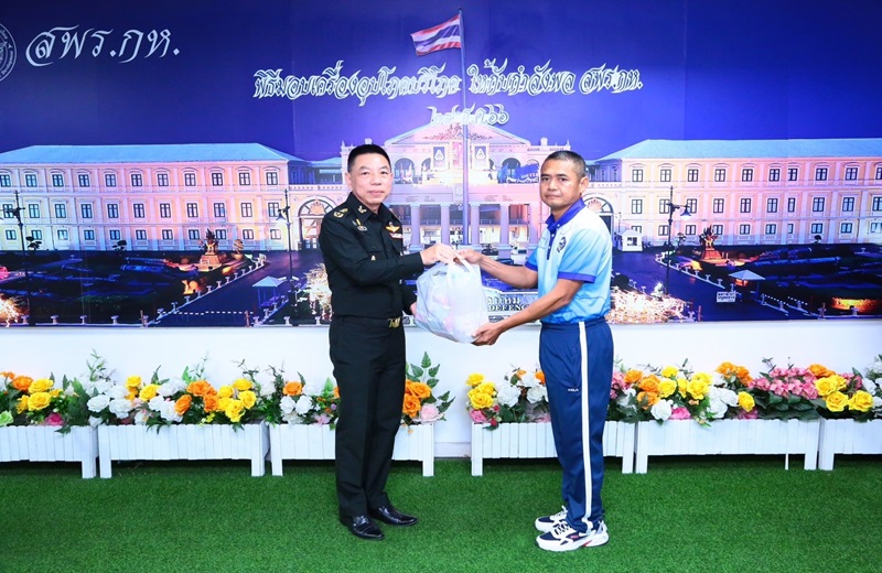 พล.ท.ชูเลิศ จิระรัตนเมธากร ผอ.สพร.กห. ได้อำนวยพรปีใหม่ พุทธศักราช 2567 พร้อมทั้งได้มอบเครื่องอุปโภคบริโภคให้กับกำลังพลของ สพร.กห. ทุกนาย