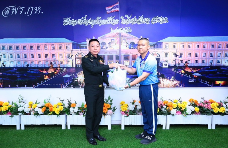 พล.ท.ชูเลิศ จิระรัตนเมธากร ผอ.สพร.กห. ได้อำนวยพรปีใหม่ พุทธศักราช 2567 พร้อมทั้งได้มอบเครื่องอุปโภคบริโภคให้กับกำลังพลของ สพร.กห. ทุกนาย