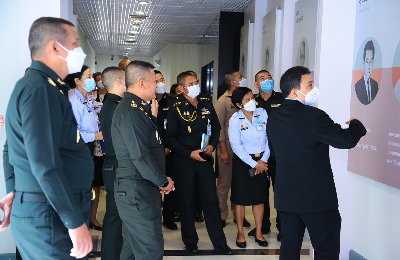 พล.ท.สุรศักดิ์ วรรณสมบูรณ์ ผอ.สพร.กห. ได้นำ ข้าราชการ สพร.กห. จำนวน 16 นาย เดินทางไปอบรมศึกษาดูงานเพิ่มประสิทธิภาพการปฏิบัติงาน ณ บริษัท อสมท จำกัด (มหาชน)