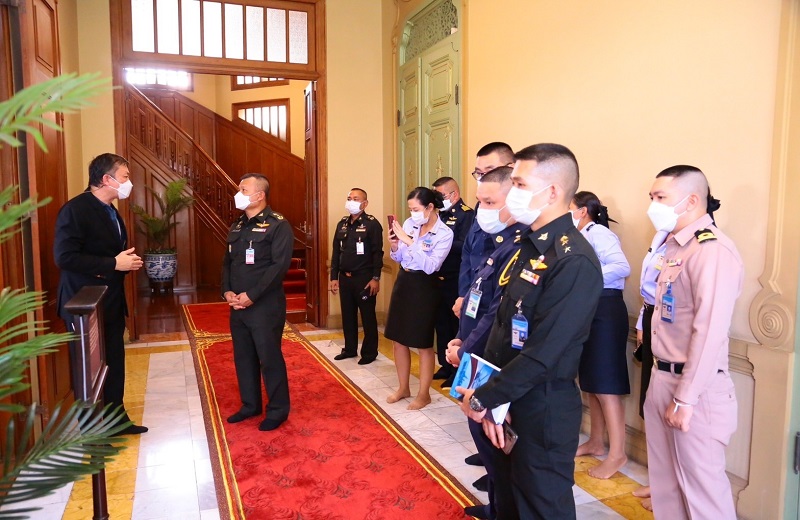พล.ท.สุรศักดิ์ วรรณสมบูรณ์ ผอ.สพร.กห. ได้นำข้าราชการ สพร.กห. จำนวน 16 นาย เดินทางไปอบรมศึกษาดูงานเพื่อเพิ่มประสิทธิภาพการปฏิบัติงาน ณ ธนาคารแห่งประเทศไทย และได้เข้าเยี่ยมชมพิพิธภัณฑ์ธนาคารแห่งประเทศไทย ณ วังบางขุนพรหม