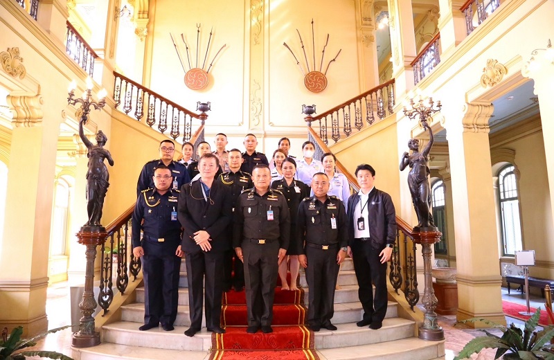 พล.ท.สุรศักดิ์ วรรณสมบูรณ์ ผอ.สพร.กห. ได้นำข้าราชการ สพร.กห. จำนวน 16 นาย เดินทางไปอบรมศึกษาดูงานเพื่อเพิ่มประสิทธิภาพการปฏิบัติงาน ณ ธนาคารแห่งประเทศไทย และได้เข้าเยี่ยมชมพิพิธภัณฑ์ธนาคารแห่งประเทศไทย ณ วังบางขุนพรหม