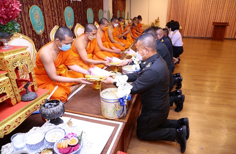 พล.ท.สุรศักดิ์ วรรณสมบูรณ์ ผอ.สพร.กห. พร้อมด้วยข้าราชการ สพร.กห. ร่วมทำบุญถวายภัตตาหารและเครื่องไทยธรรมแด่พระภิกษุสงฆ์ เนื่องใน วันคล้ายวันสถาปนาหน่วย สำนักพัฒนาระบบราชการกลาโหม (ครบรอบ 8 ปี)