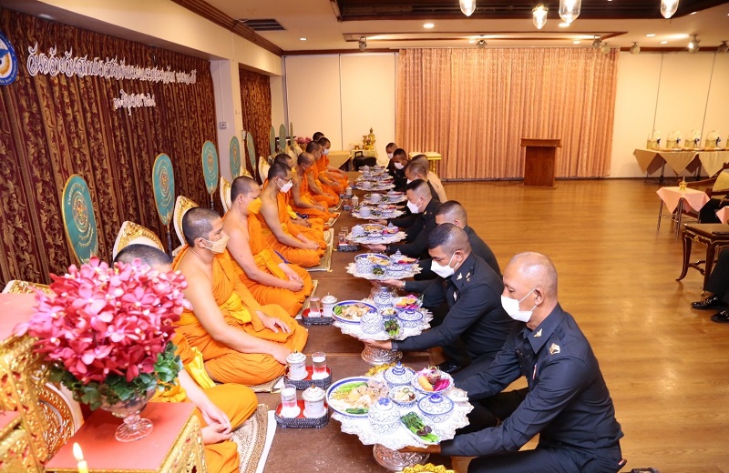 พล.ท.สุรศักดิ์ วรรณสมบูรณ์ ผอ.สพร.กห. พร้อมด้วยข้าราชการ สพร.กห. ร่วมทำบุญถวายภัตตาหารและเครื่องไทยธรรมแด่พระภิกษุสงฆ์ เนื่องใน วันคล้ายวันสถาปนาหน่วย สำนักพัฒนาระบบราชการกลาโหม (ครบรอบ 8 ปี)