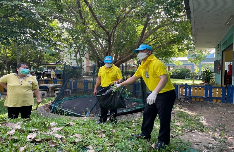 กำลังพล สพร.กห. เข้าร่วมกิจกรรมจิตอาสาบำเพ็ญสาธารณประโยชน์ ทำความสะอาด ปรับปรุงภูมิทัศน์ และบำเพ็ญสาธารณกุศล เฉลิมพระเกียรติเนื่องในโอกาสวันเฉลิมพระชนมพรรษาสมเด็จพระนางเจ้าฯ พระบรมราชินี (3 มิ.ย.65)