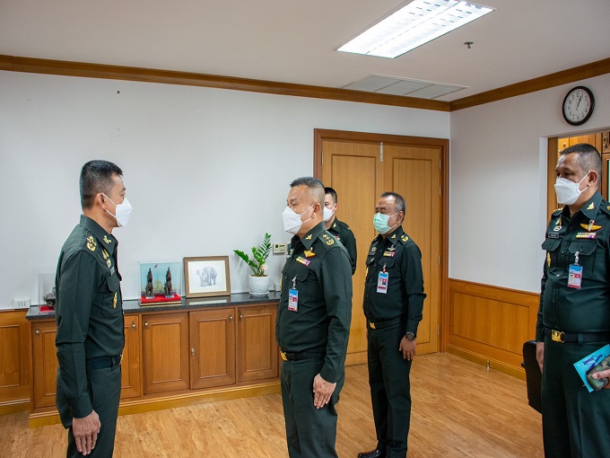 พล.ท.สุรศักดิ์ วรรณสมบูรณ์ ผอ.สพร.กห. นำคณะเข้าพบ พล.อ.ไพบูลย์ วรวรรณปรีชา ผอ.ศอพท. เพื่อประสานการปฏิบัติราชการด้านการพัฒนาระบบราชการ ประจำปีงบประมาณ พ.ศ.2565