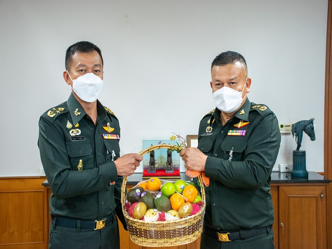 พล.ท.สุรศักดิ์ วรรณสมบูรณ์ ผอ.สพร.กห. นำคณะเข้าพบ พล.อ.ไพบูลย์ วรวรรณปรีชา ผอ.ศอพท. เพื่อประสานการปฏิบัติราชการด้านการพัฒนาระบบราชการ ประจำปีงบประมาณ พ.ศ.2565