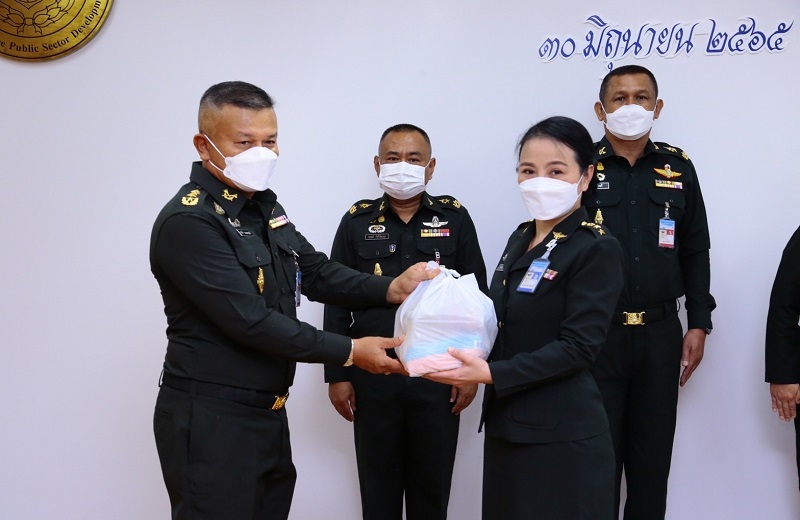 พล.ท.สุรศักดิ์ วรรณสมบูรณ์ ผอ.สพร.กห. ได้มอบเครื่องอุปโภคบริโภคให้กับกำลังพลของ สพร.กห. ทุกนาย เนื่องในวันคล้ายวันสถาปนา สพร.กห. ครบรอบ 8 ปี ในวันที่ 30 มิ.ย.65