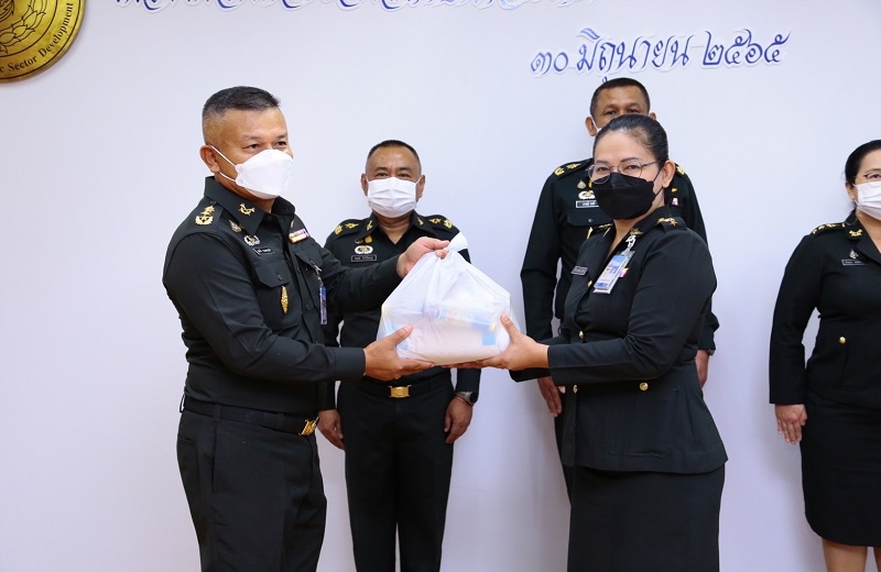 พล.ท.สุรศักดิ์ วรรณสมบูรณ์ ผอ.สพร.กห. ได้มอบเครื่องอุปโภคบริโภคให้กับกำลังพลของ สพร.กห. ทุกนาย เนื่องในวันคล้ายวันสถาปนา สพร.กห. ครบรอบ 8 ปี ในวันที่ 30 มิ.ย.65