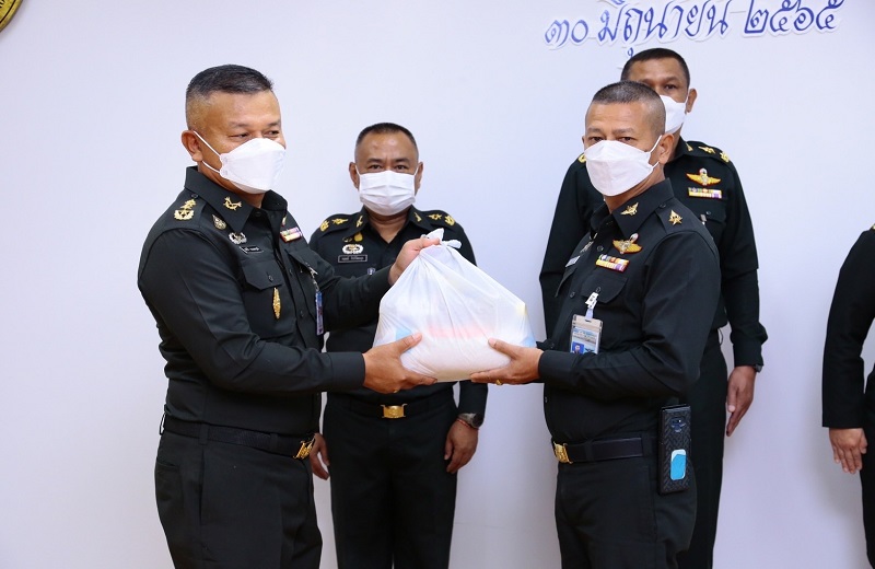 พล.ท.สุรศักดิ์ วรรณสมบูรณ์ ผอ.สพร.กห. ได้มอบเครื่องอุปโภคบริโภคให้กับกำลังพลของ สพร.กห. ทุกนาย เนื่องในวันคล้ายวันสถาปนา สพร.กห. ครบรอบ 8 ปี ในวันที่ 30 มิ.ย.65