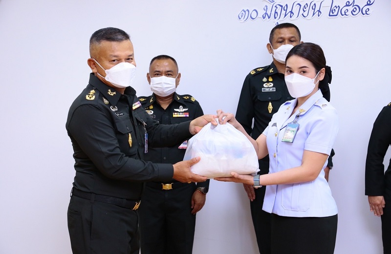 พล.ท.สุรศักดิ์ วรรณสมบูรณ์ ผอ.สพร.กห. ได้มอบเครื่องอุปโภคบริโภคให้กับกำลังพลของ สพร.กห. ทุกนาย เนื่องในวันคล้ายวันสถาปนา สพร.กห. ครบรอบ 8 ปี ในวันที่ 30 มิ.ย.65