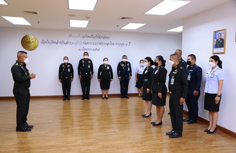 พล.ท.สุรศักดิ์ วรรณสมบูรณ์ ผอ.สพร.กห. ได้มอบเครื่องอุปโภคบริโภคให้กับกำลังพลของ สพร.กห. ทุกนาย เนื่องในวันคล้ายวันสถาปนา สพร.กห. ครบรอบ 8 ปี ในวันที่ 30 มิ.ย.65