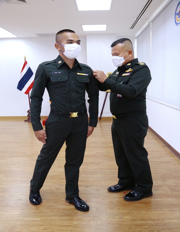 สพร.กห. จัดพิธีประดับยศให้แก่ข้าราชการ ที่ได้รับการเลื่อนยศที่สูงขึ้น จำนวน 2 นาย