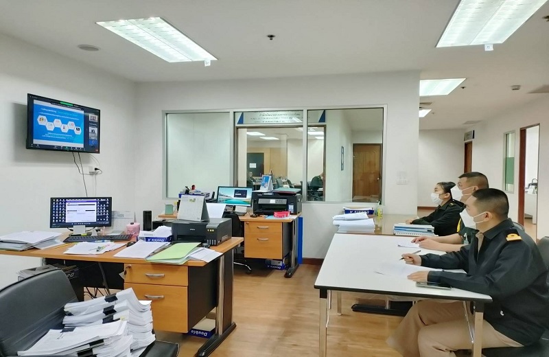 ข้าราชการ กสพร.สพร.กห. เข้าร่วมประชุมเสวนาเพื่อแลกเปลี่ยนเรียนรู้ เรื่อง “ไขกุญแจตัววัดสำคัญสู่การขับเคลื่อนความสำเร็จองค์การ ๔.๐” ผ่านสื่ออิเล็กทรอนิกส์ (Zoom) จาก สำนักงาน ก.พ.ร