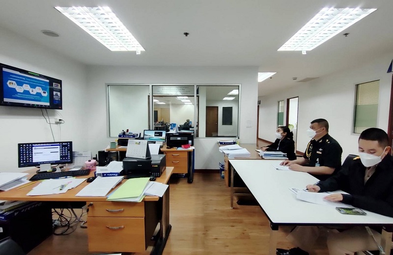 ข้าราชการ กสพร.สพร.กห. เข้าร่วมประชุมเสวนาเพื่อแลกเปลี่ยนเรียนรู้ เรื่อง “ไขกุญแจตัววัดสำคัญสู่การขับเคลื่อนความสำเร็จองค์การ ๔.๐” ผ่านสื่ออิเล็กทรอนิกส์ (Zoom) จาก สำนักงาน ก.พ.ร
