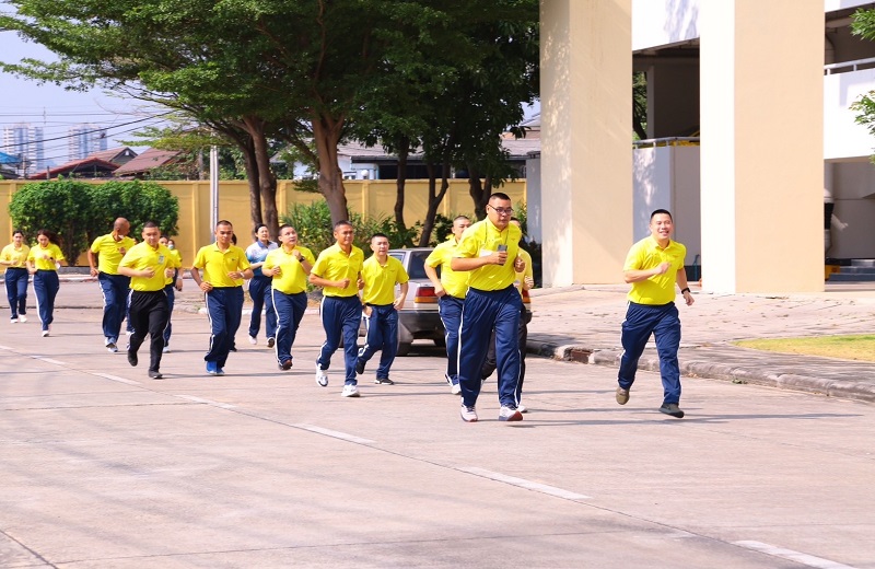 พล.ท.สุรศักดิ์ วรรณสมบูรณ์ ผอ.สพร.กห. นำกำลังพล สพร.กห. เข้าร่วมการทดสอบสมรรถภาพร่างกาย ประจำปีงบประมาณ พ.ศ.2566 ครั้งที่ 1 ณ ใต้อาคารที่พักนายทหารสัญญาบัตร (น.1)