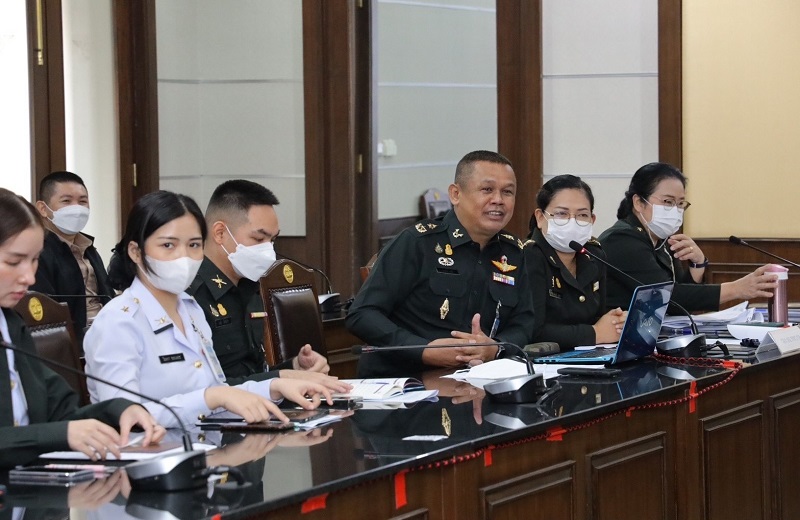 สนผ.กห.จัดการสัมมนาเชิงปฏิบัติการประจำปี ด้านนโยบายและยุทธศาสตร์ เรื่อง “การจัดทำแบบสำรวจความพึงพอใจของผู้รับบริการและผู้มีส่วนได้ส่วนเสียของกระบวนการหลัก งานตามพันธกิจของ สป.” ประจำปีงบประมาณ พ.ศ.2566 ด้วยวิธีการออนไลน์ โดยมี พล.ต.กาจน์ กอรี รอง ผอ.สพร.กห. และ พ.อ.หญิง นันทกา ธรณีนิติญาณ ผอ.กสพร.สพร.กห. เป็นผู้บรรยาย